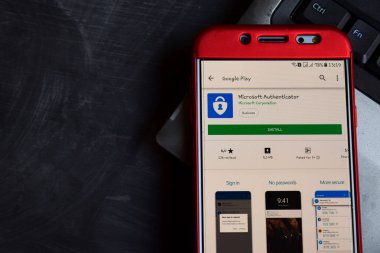 Bekasi, West Java, Endonezya. 18 Kasım 2018: Microsoft Authenticator dev app akıllı telefon ekranında. Microsoft Corporation tarafından geliştirilen bir ücretsiz web tarayıcısı Microsoft Authenticator vardır