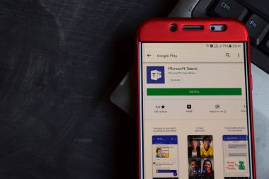 Bekasi, West Java, Endonezya. 18 Kasım 2018: Microsoft Teams dev app akıllı telefon ekranında. Microsoft Corporation tarafından geliştirilen ücretsiz web tarayıcısı Microsoft Teams olduğunu