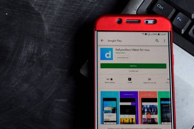 Bekasi, West Java, Endonezya. 18 Kasım 2018: Dailymotion: Şimdi dev app akıllı telefon ekranında için videolar. Dailymotion Dailymotion tarafından geliştirilen bir freeware web tarayıcıdır