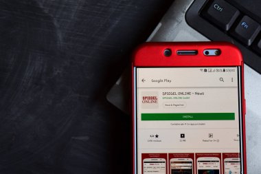 Bekasi, West Java, Endonezya. 18 Kasım 2018: Spiegel Online - Haberler dev app akıllı telefon ekranında. Spiegel Online - haber Spiegel Online Gmbh tarafından geliştirilen bir ücretsiz web tarayıcısı vardır.