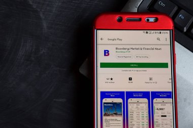 Bekasi, West Java, Endonezya. 18 Kasım 2018: Bloomberg: Pazar ve finans haberleri dev app akıllı telefon ekranında. Bloomberg Bloomberg Lp Cm tarafından geliştirilen bir freeware web tarayıcıdır