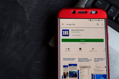 Bekasi, West Java, Endonezya. 18 Kasım 2018: Daily Mail Online dev app akıllı telefon ekranında. Daily Mail Daily Mail Online tarafından geliştirilen ücretsiz web tarayıcısı yayında