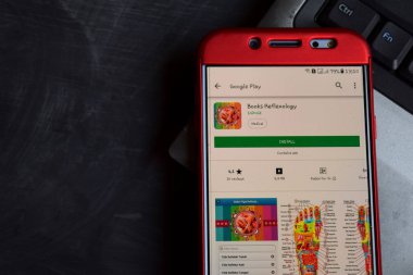 Bekasi, West Java, Endonezya. 18 Kasım 2018: Kitaplar Refleksoloji dev app akıllı telefon ekranında. Kitaplar Refleksoloji Indroid tarafından geliştirilen bir freeware web tarayıcıdır