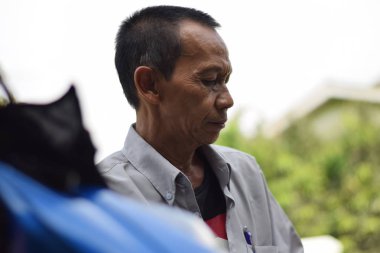 Yalnızca içerik kullanımı; Yaşlı adam aşağı bakıyordu ve durulması, upload / / / alınan Bekasi, Desember, Endonezya'da, 2018.