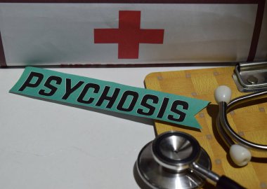Bekasi, West Java, Endonezya. Desember 12, 2018: Tıp ile yazdırma kağıt üzerinde psikoz ve sağlık kavramı ilham. stetoskop, ilk yardım kiti.