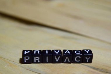 Ahşap bloklar üzerinde yazılı gizlilik mesaj. Eğitim ve motivasyon kavramları. Ahşap arka plan resmine çapraz işleme