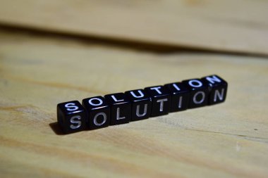 Çözüm Mesaj ahşap bloklar üzerinde yazılı. Eğitim ve motivasyon kavramları. Ahşap arka plan resmine çapraz işleme