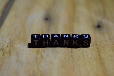 Ahşap bloklar üzerinde yazılı teşekkür ederiz. İlham ve motivasyon kavramları. Ahşap arka plan resmine çapraz işleme