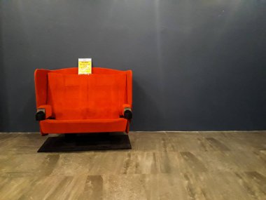 Bekasi, West Java, Endonezya. Ocak, 6 2019: Cgv sinema Bekasi şehir üzerinde gri arka plan üzerinde izole kırmızı sandalye