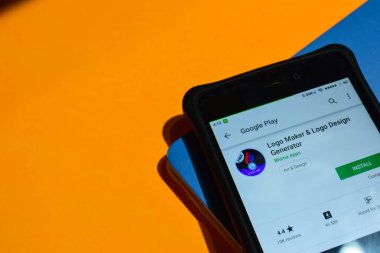 Bekasi, West Java, Endonezya. 9 Ocak 2019: Logo Maker ve Logo Tasarım jeneratör dev app akıllı telefon ekranında. Logo Maker Bhima Apps tarafından geliştirilen bir freeware web tarayıcıdır