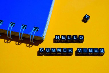 Yaz vibes ahşap bloklar üzerinde Merhaba. turuncu zemin üzerine iş kavramı