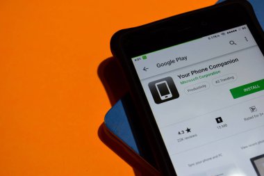 Bekasi, West Java, Endonezya. 9 Ocak 2019: Your telefon arkadaşı dev app akıllı telefon ekranında. Telefon arkadaşınız Microsoft Corporation tarafından geliştirilen bir freeware web tarayıcıdır