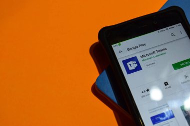Bekasi, West Java, Endonezya. 9 Ocak 2019: Microsoft Teams dev app akıllı telefon ekranında. Microsoft Corporation tarafından geliştirilen ücretsiz web tarayıcısı Microsoft Teams olduğunu