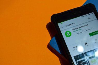 Bekasi, West Java, Endonezya. 9 Ocak 2019: Whatsapp iş dev app akıllı telefon ekranında. WhatsApp ilgilendirir Whatsapp Inc tarafından geliştirilen ücretsiz web tarayıcısı