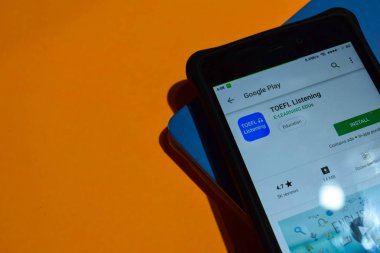 Bekasi, West Java, Endonezya. 9 Ocak 2019: Toefl dinleme dev app akıllı telefon ekranında. TOEFL dinleme E-öğrenme Edus tarafından geliştirilen bir freeware web tarayıcıdır