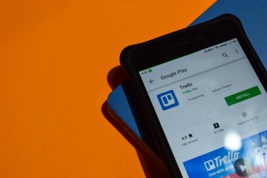 Bekasi, West Java, Endonezya. 9 Ocak 2019: Trello dev app akıllı telefon ekranında. Trello Trello, Inc tarafından geliştirilen bir freeware web tarayıcıdır