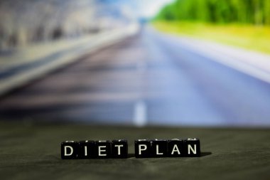 Diyet planı ahşap bloklar. Çapraz bokeh arka plan ile görüntü işleme