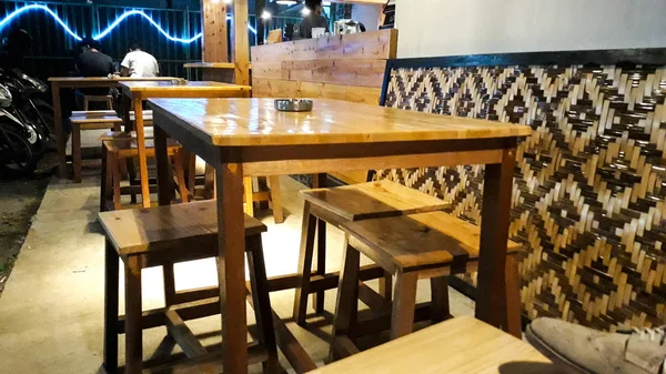 复古概念 咖啡店用木头做的桌椅 — 图库照片