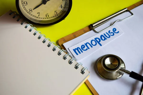 Menopauze Gezondheidszorg Concept Inspiratie Gele Achtergrond — Stockfoto