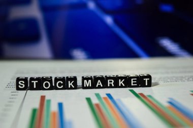 Borsa ahşap bloklar üzerinde. Finans döviz ekonomi para kavramı