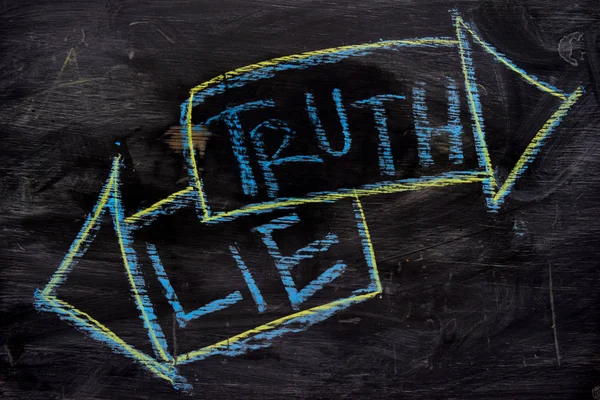 Prawda Czy Kłamstwo Napisany Kolor Koncepcja Kreda Tablicy — Zdjęcie stockowe