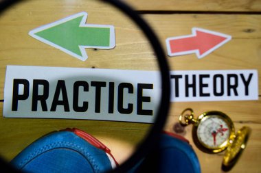 Uygulama veya spor ayakkabı ve pusula ile büyütme teorisi yön işaretleri karşısında ahşap antika arka plan üzerinde. İş, eğitim ve ekonomi kavramları