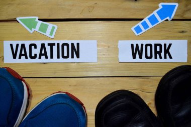 Tatil ya da iş karşısında yön işaretleri spor ayakkabı ve bot ahşap antika arka plan ile. İş ve eğitim kavramları