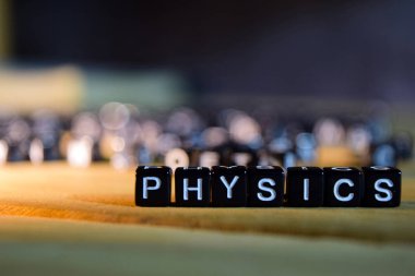 Masada kavramı ahşap bloklar fizik. Kişisel Gelişim ile eğitim ve motivasyon kavramı üzerinde arka plan bulanık.