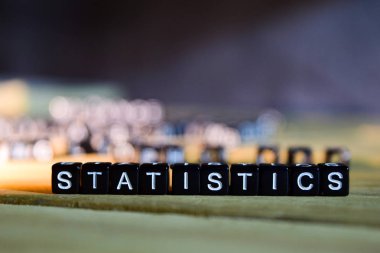 İstatistik kavram tahta bloklar masanın üzerinde. Eğitim ve motivasyon kavramı üzerinde arka plan bulanık