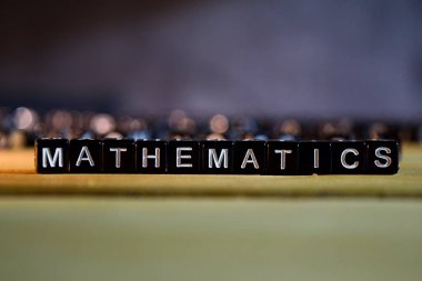 Masada matematik kavram tahta bloklar. Kişisel Gelişim ile eğitim ve motivasyon kavramı üzerinde arka plan bulanık.