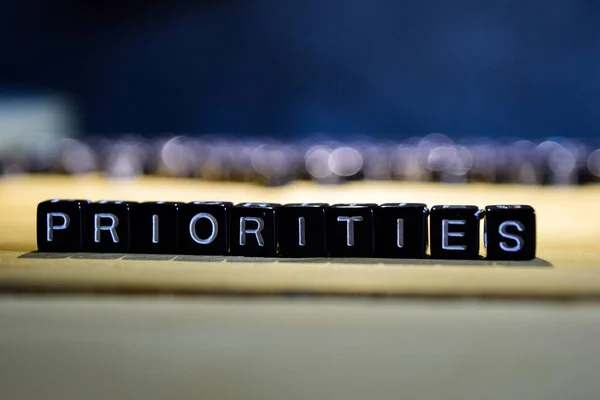 Priorità Concetto Blocchi Legno Sul Tavolo Con Sviluppo Personale Concetto — Foto Stock