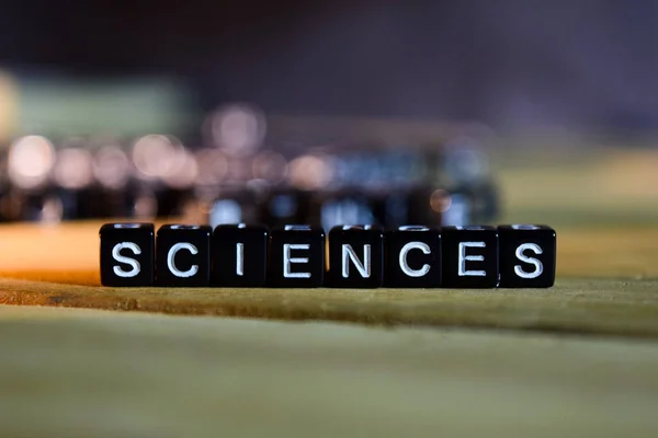 科学概念木块在桌子上 模糊背景下的个人发展 教育和激励观念 — 图库照片