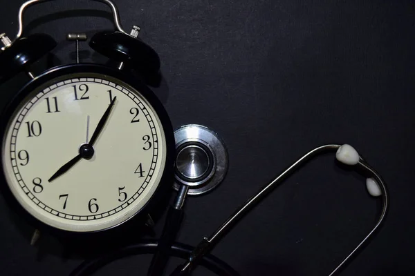 Relógio Alarme Estetoscópio Sobre Fundo Preto Com Conceitos Educação Medicina — Fotografia de Stock