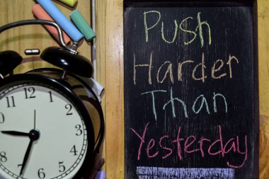 Daha sert daha chalkboard ve motivasyon, ilham ve eğitim kavramları ile çalar saat üzerinde el yazısı dün ifade renkli üzerinde itin. Tablo arka planı