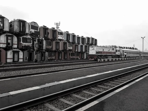 インドネシアの鉄道輸送のための博物館の 古いです プルワカルタの駅であります 黒と白の背景 プルワカルタ 西ジャワ インドネシア 2019 — ストック写真