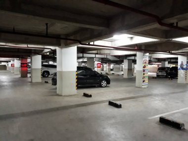 Bekasi, West Java, Endonezya. 24 Şubat 2019: araç Cgv Bekasi Ticaret Merkezi yeraltı garajına park.