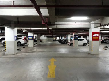 Bekasi, West Java, Endonezya. 24 Şubat 2019: araç Cgv Bekasi Ticaret Merkezi yeraltı garajına park.