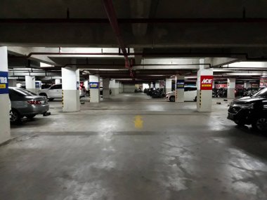 Bekasi, West Java, Endonezya. 24 Şubat 2019: araç Cgv Bekasi Ticaret Merkezi yeraltı garajına park.