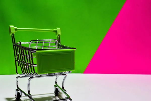 Zelený Košík Prázdný Samostatný Zelené Růžové Pozadí Komerce Obchodní Marketingové — Stock fotografie