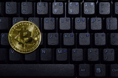Bitcoin altın klavye laptop. Teknoloji ve iş kavramı
