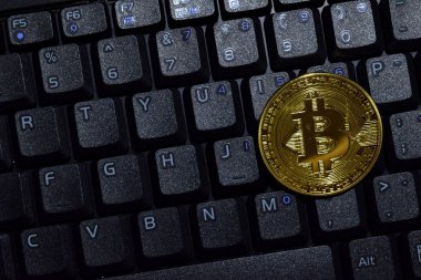 Bitcoin altın klavye laptop. Teknoloji ve iş kavramı