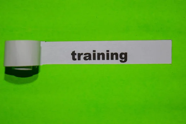 绿色撕破纸的训练 灵感概念 — 图库照片