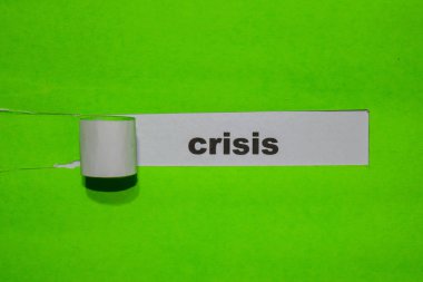 Kriz, ilham ve iş kavramı yeşil yırtılmış kağıt üzerinde