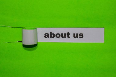 Bize, ilham ve yeşil yırtılmış kağıt üzerinde iş kavramı