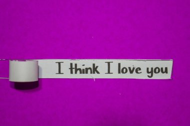 I Love You, ilham, motivasyon ve iş kavramı mor yırtık kağıt üzerinde bence
