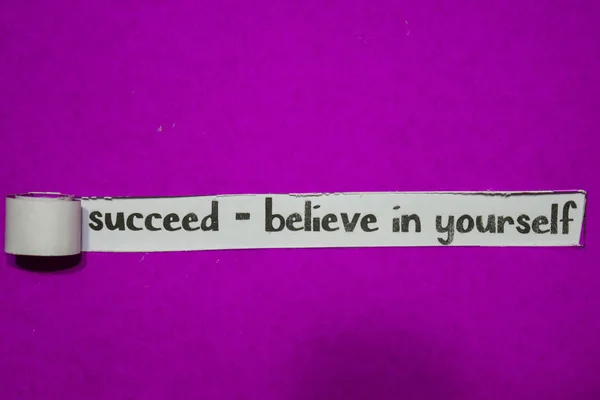 Başarılı Kendinizi Ilham Motivasyon Kavramı Mor Yırtık Kağıt Üzerinde Inanıyorum — Stok fotoğraf