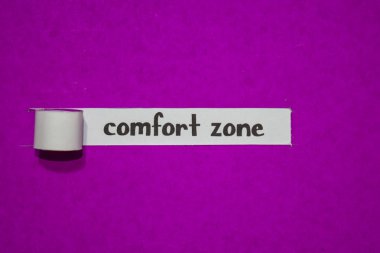 Comfort zone, ilham, motivasyon ve iş kavramı mor yırtık kağıt üzerinde