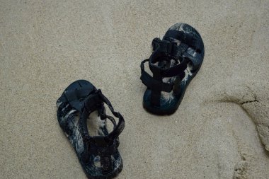 plajda ıslak yeşil sandalet