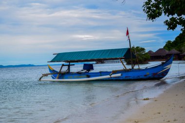 Sadece editoryal kullanım; Sabahları pahawang Adası yakınlarında geleneksel balıkçılık ahşap tekne. Bandar Lampung 'da yüklendi. Endonezya Nisan 2019. Seyahat konsepti