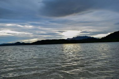 Yalnızca editoryal kullanım; Yağmur sonra ada kelagian Lampung Şehir güzelliği. Yükleme Lampung, Endonezya Nisan 2019. Seyahat konsepti